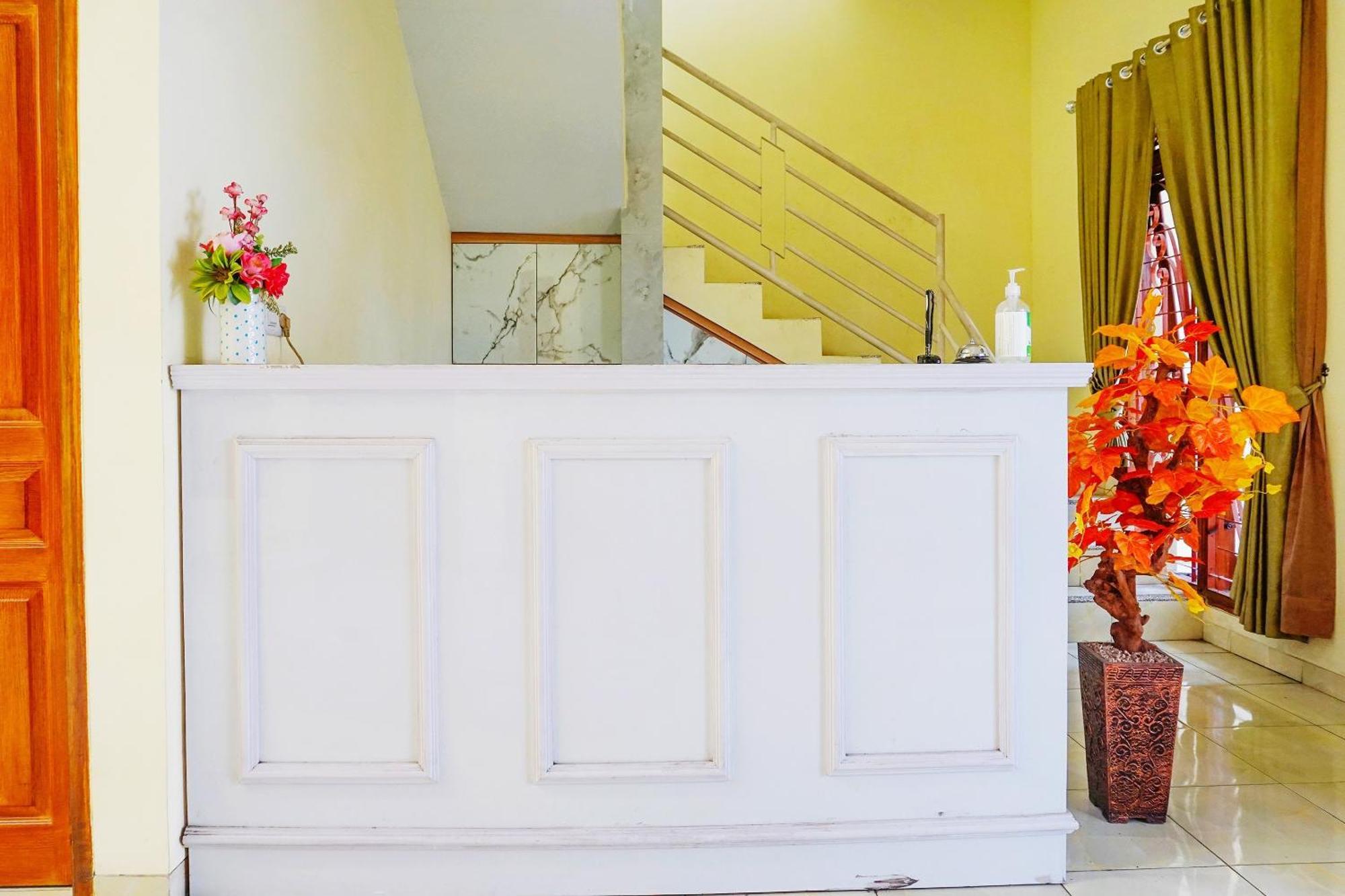 Super Oyo Flagship 90723 Berlima Guest House Syariah Маланг Екстер'єр фото